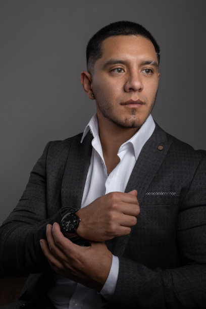 穿着白衬衫和西装外套的年轻拉丁人，短发，商务人士图片下载