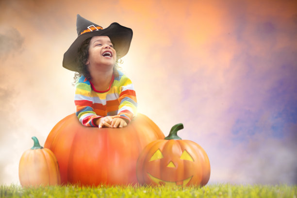 万圣节派对。孩子们不给糖就捣蛋。图片下载