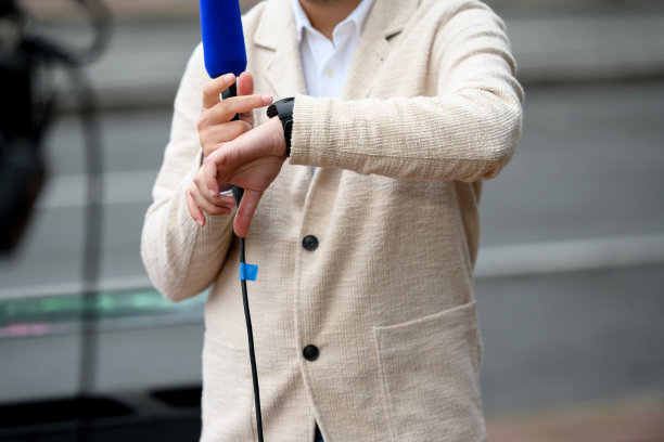 电视记者在广播前检查时间图片下载