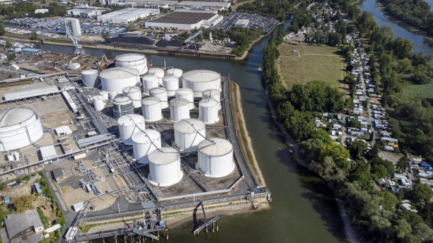 海港内的燃料和油罐——航拍图图片下载