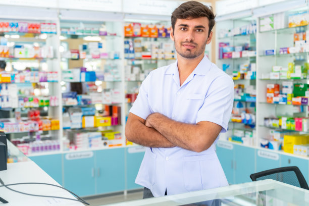 印度男子药剂师在现代药房工作的肖像图片下载