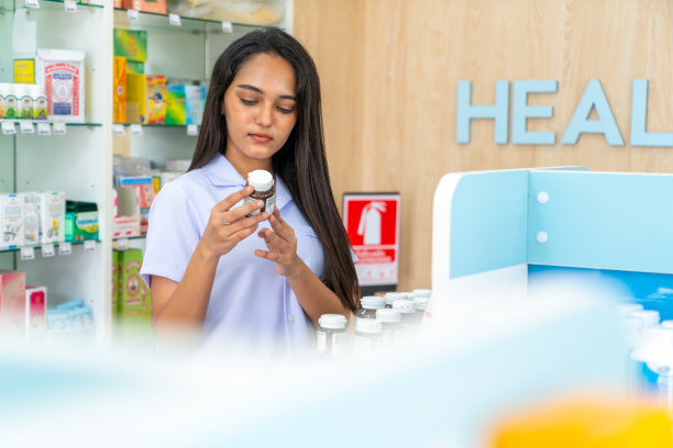 在现代药房工作的印度女药剂师。图片下载