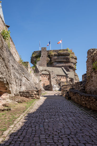 Saverne，法国- 09 04 2022:上巴尔城堡和阿尔萨斯平原图片下载