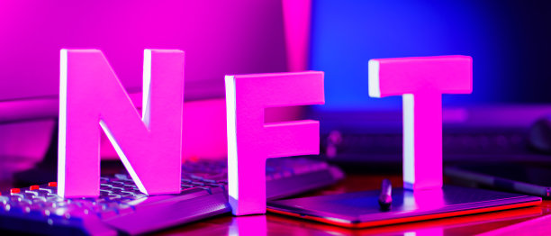 非ft铭文由3D打印机打印的3D字母制成。使用图形平板电脑、智能手机和计算机设备在工作场所进行非ft刻字。霓虹灯下的不可替代令牌图片下载