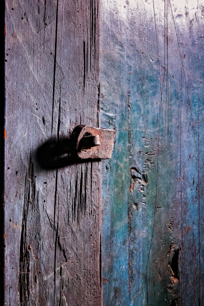 破旧的传统木门，带锁图片下载