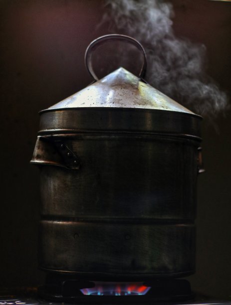 用厨房里的大锅蒸食物图片下载