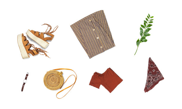 时髦时髦的女性夏季服装集，裙子，夹克，绒面革凉鞋，圆形藤袋披肩手表在白色背景。女性时尚背景，美女或时尚博客概念平铺俯视图图片下载