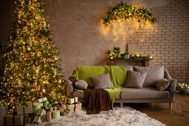 现代圣诞客厅内部的工作室公寓。大装饰圣诞树，沙发，格子，礼品盒，蓬松的地毯，轻花环。2022年流行色:绿色、咖啡色、米色、卡其色图片下载