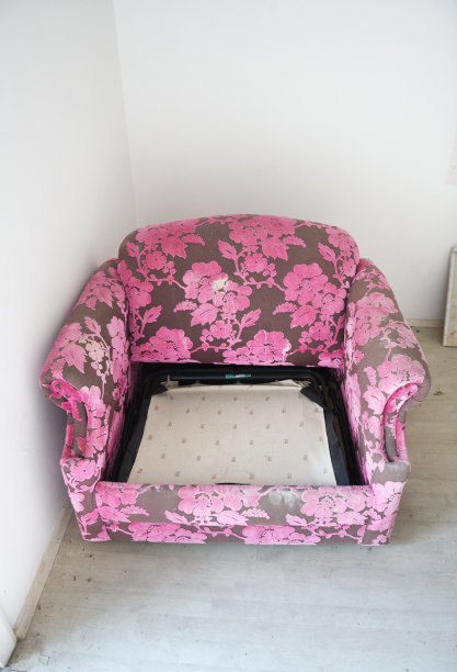 旧的扶手椅。土耳其卡米尤瓦村的一间废弃酒店的房间。图片下载