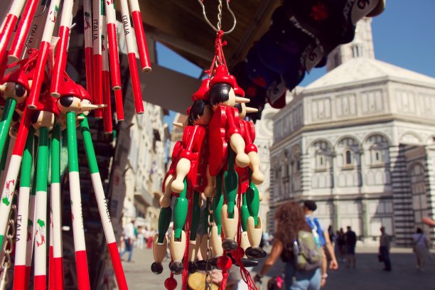 2022年9月12日，意大利佛罗伦萨，小贩摊位上摆放着手工制作的匹诺曹玩具纪念品。图片下载