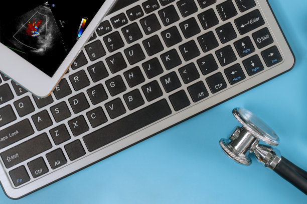 医生在数字平板上检查心脏超声心动图的结果，开出有效的治疗处方图片下载