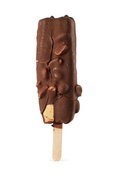巧克力糖衣和花生分离在白色的冰棒冰淇淋棒。图片下载