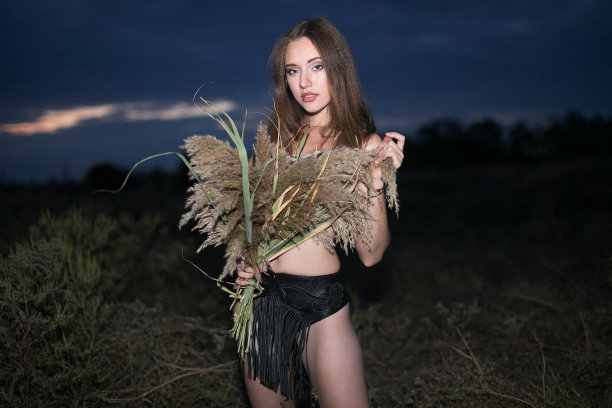 美丽时尚的成年纹身女孩战士亚马逊在沙漠希腊女人乌克兰在战争图片下载