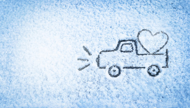 情人的老式卡车与心手画在雪下的汽车雨刷。传感器提供的心。图片下载