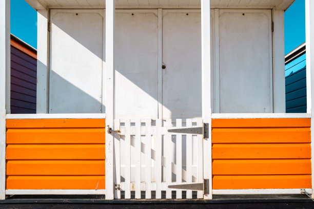 色彩鲜艳的海滩小屋的抽象视图，位于英国萨福克海岸的一个著名海滩。图片下载