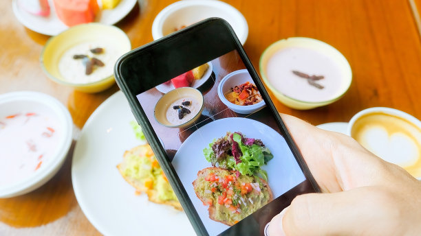 男子用手机拍早餐照片图片下载