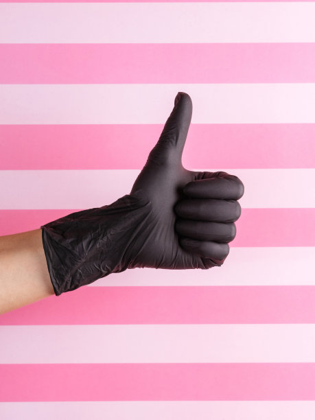 妇女手上的一次性医用手套图片下载