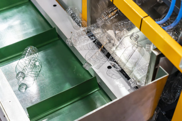 生产过程结束后，在斜带式输送机上清理塑料宠物空瓶，以便在生产线上灌装水或饮料图片下载