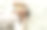 一位黑发美女戴着耳机躺在家里的床上。图片下载