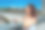 年轻的红发女子在她的手机上查看信息，微笑的态度。副本的空间。横向。图片下载
