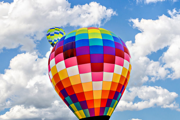 热气球飞过蓝天图片下载