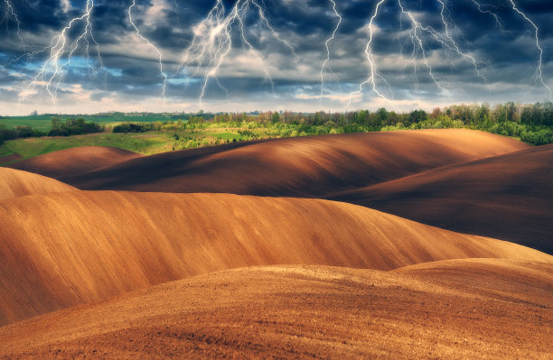 山野上的闪电。背景有戏剧性的雷云的景观。乌克兰的性质图片下载
