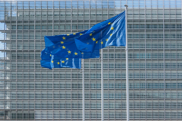 比利时布鲁塞尔欧盟委员会大楼前的三面欧盟旗帜图片下载