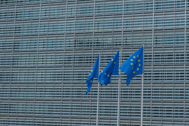 比利时布鲁塞尔欧盟委员会大楼前的三面欧盟旗帜图片下载