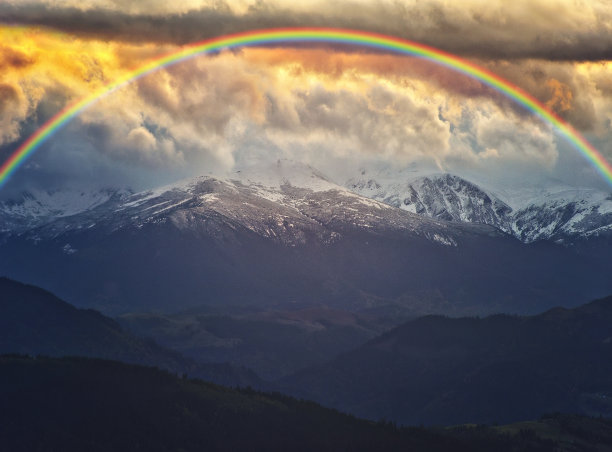 彩虹在山上。喀尔巴阡山脉的秋天早晨。乌克兰的性质图片下载
