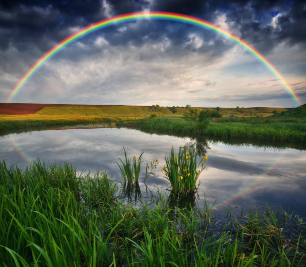 春江彩虹景观。五彩缤纷的早晨。乌克兰的性质图片下载