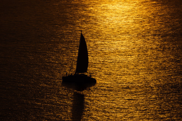 泰国普吉岛，海上的橙色落日和帆船的剪影图片下载