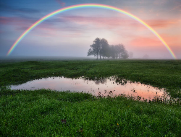 春江彩虹景观。五彩缤纷的早晨。乌克兰的性质图片下载