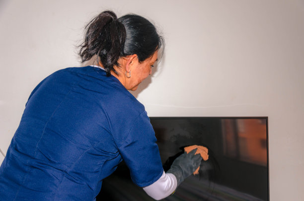 女佣在打扫灰尘图片下载