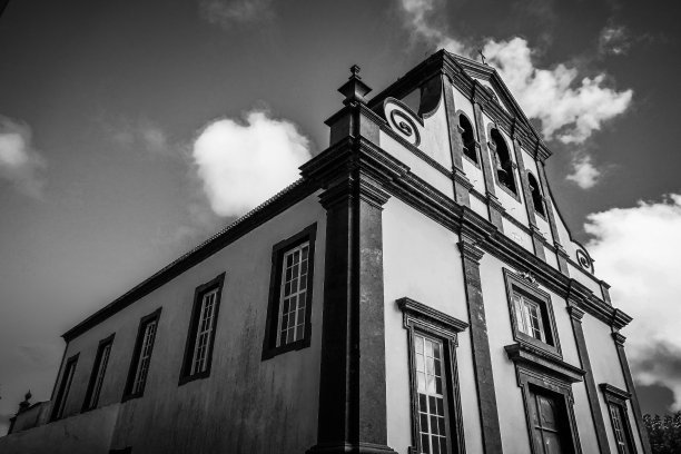 亚速尔群岛格拉西奥萨岛上的一座黑白教堂图片下载