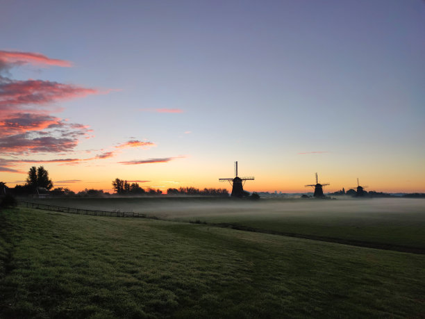 黎明时分荷兰乡间的风车图片下载