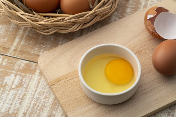 新鲜生鸡蛋在白碗里图片下载