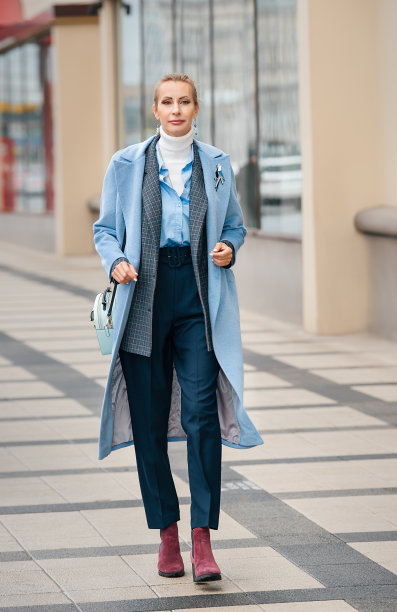 商务风格的保暖服装搭配蓝色外套。图片下载