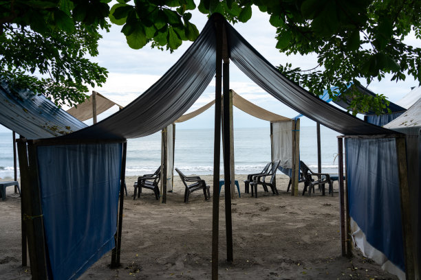 在图马科的太平洋海岸，为游客提供遮阳篷和椅子。哥伦比亚。图片下载