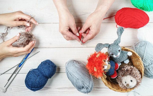 俯视图，两个女人在编织手工纪念品和针织玩具图片下载