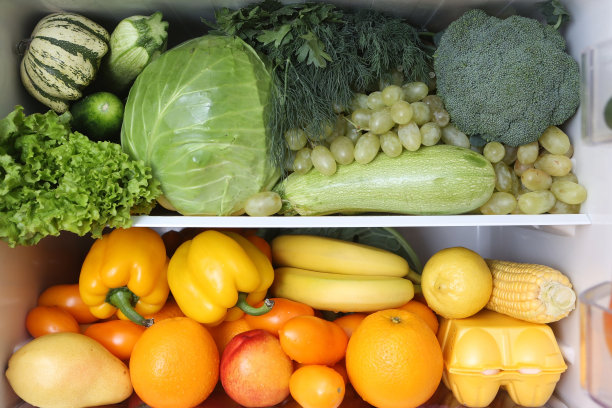 开式冰箱的含量。产品颜色饮食。有机水果,蔬菜。彩虹食物在冰箱，冷冻室。健康，膳食营养多彩图片下载