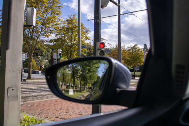阴天停在路边的汽车发出的红光图片下载