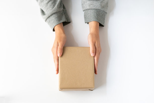 女企业家寄一个包裹盒子图片下载