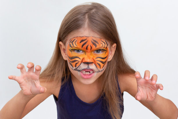 肖像儿童与老虎脸画与粗糙的面部表情图片下载