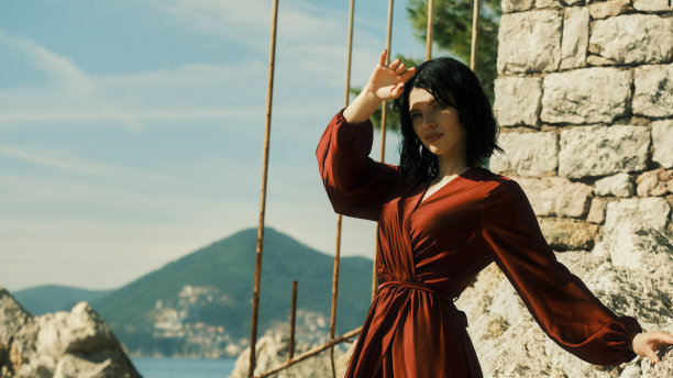 女孩在阳光下闭上眼睛，看着相机图片下载