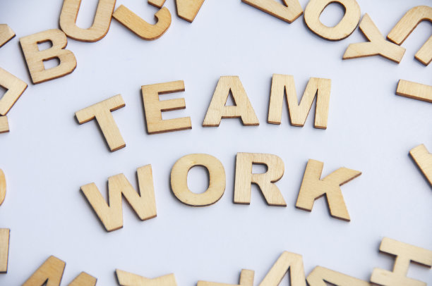 团队合作木制文字，同时覆盖背景。图片下载