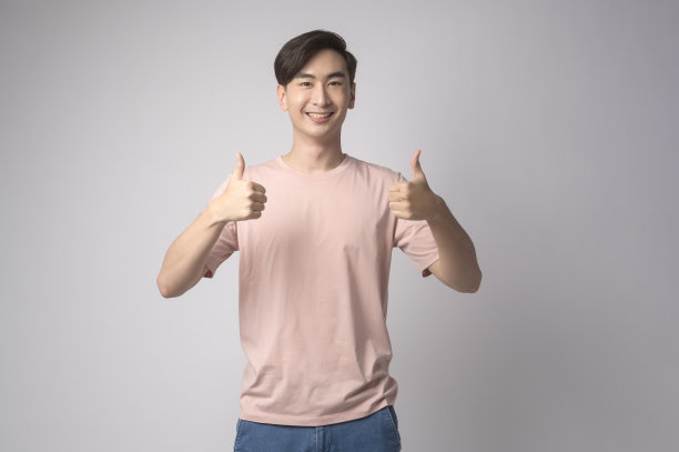 年轻的亚洲人肖像在白色背景的工作室。图片下载