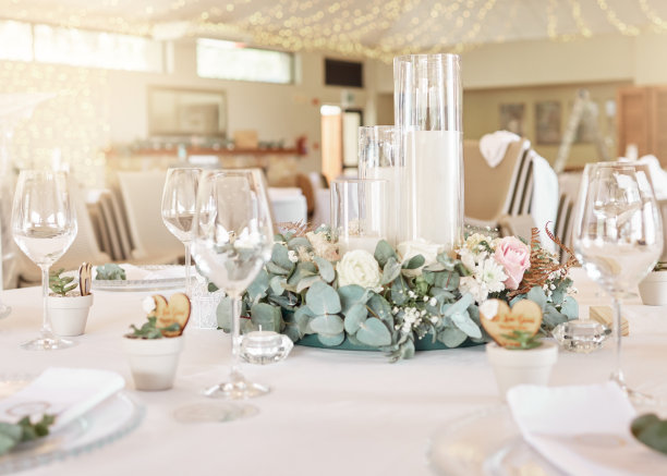 餐桌布置、婚礼活动和室内装饰的创意布局、派对餐饮和晚宴庆典。背景豪华鲜花接待服务与蜡烛，鲜花和庆祝结婚图片下载