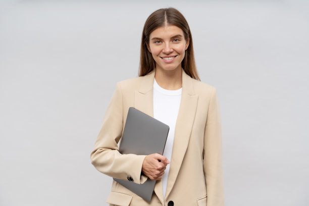 肖像的妇女项目经理手持关闭的笔记本电脑在灰色背景上孤立的手图片下载