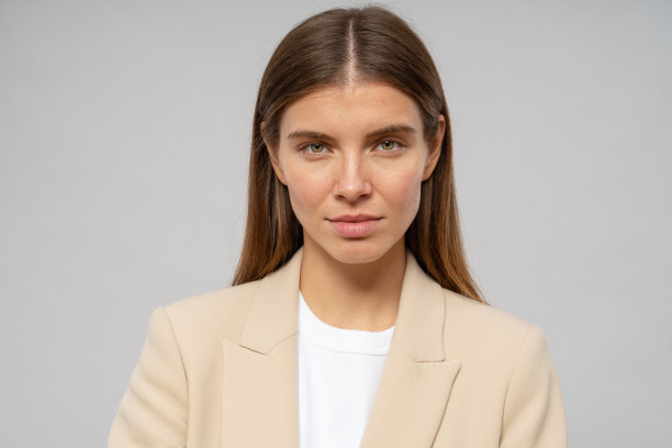 灰色背景上的严重不满的女CEO的头像，工作上有麻烦图片下载