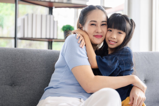 特写，迷人可爱的微笑，母亲和小女儿拥抱，享受家庭的爱的时刻图片下载